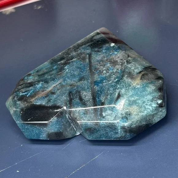 Trollite Crystal Angular Heart - Picture 4 of 8